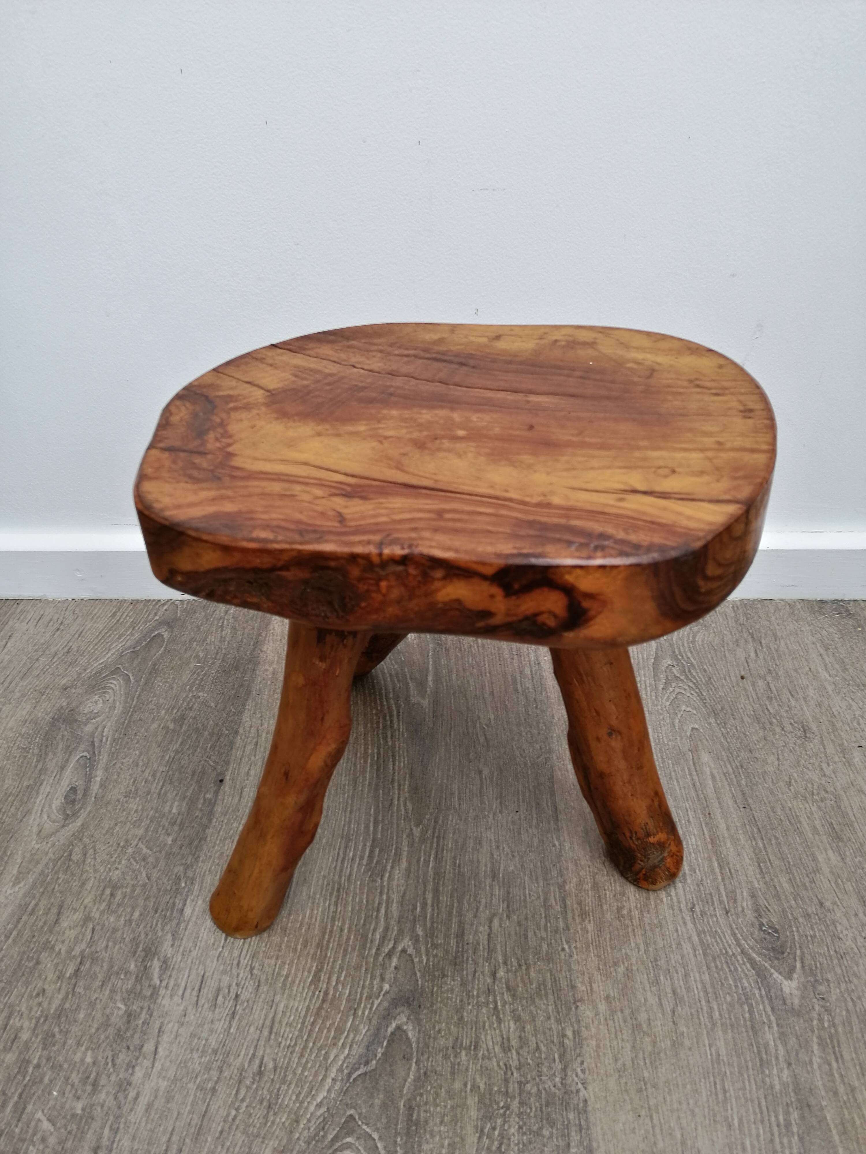 Tripod tab in olive wood