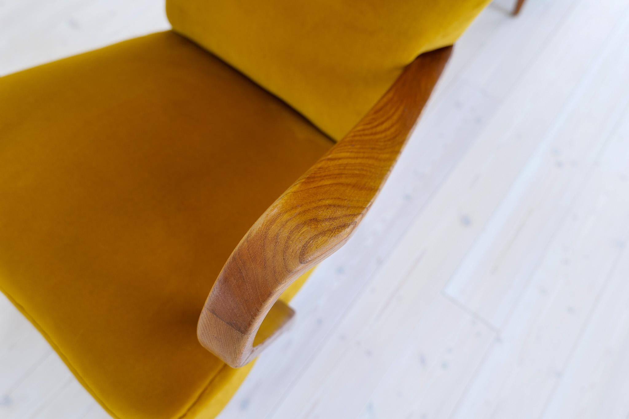 Modern Scandinavian Art Deco lounge chairs in velvet from the 1940s.