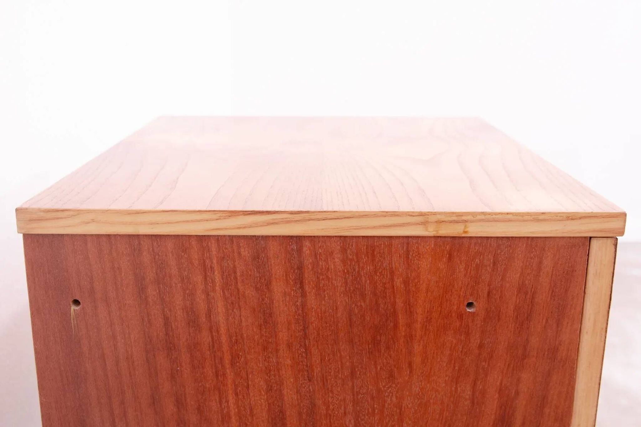 Table de chevet du milieu du siècle par UP Závody, table de nuit en noyer avec rangement.