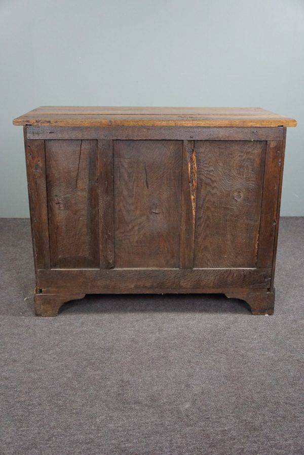 Antique oak chest of drawers with 4 drawers
