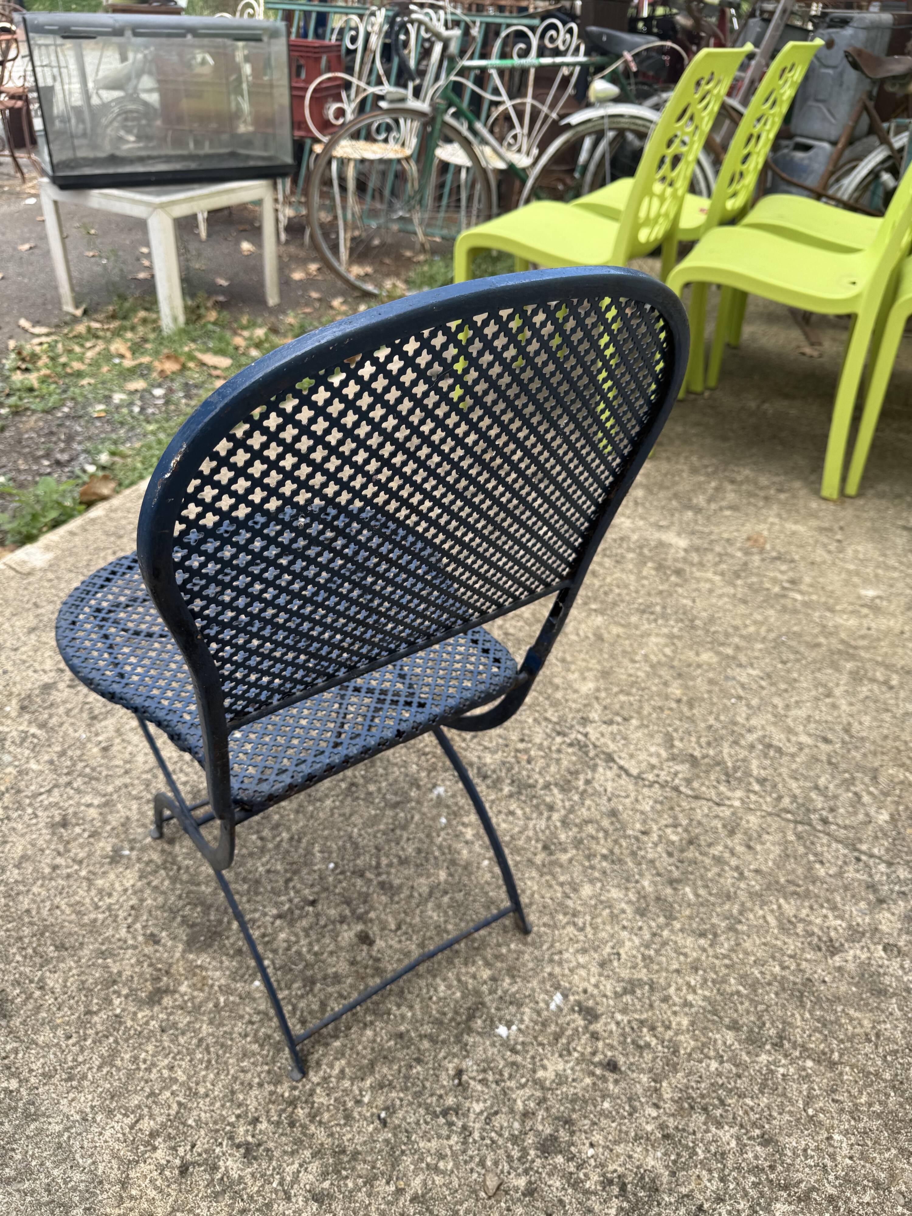 Chaise de jardin en fer forgé bleu