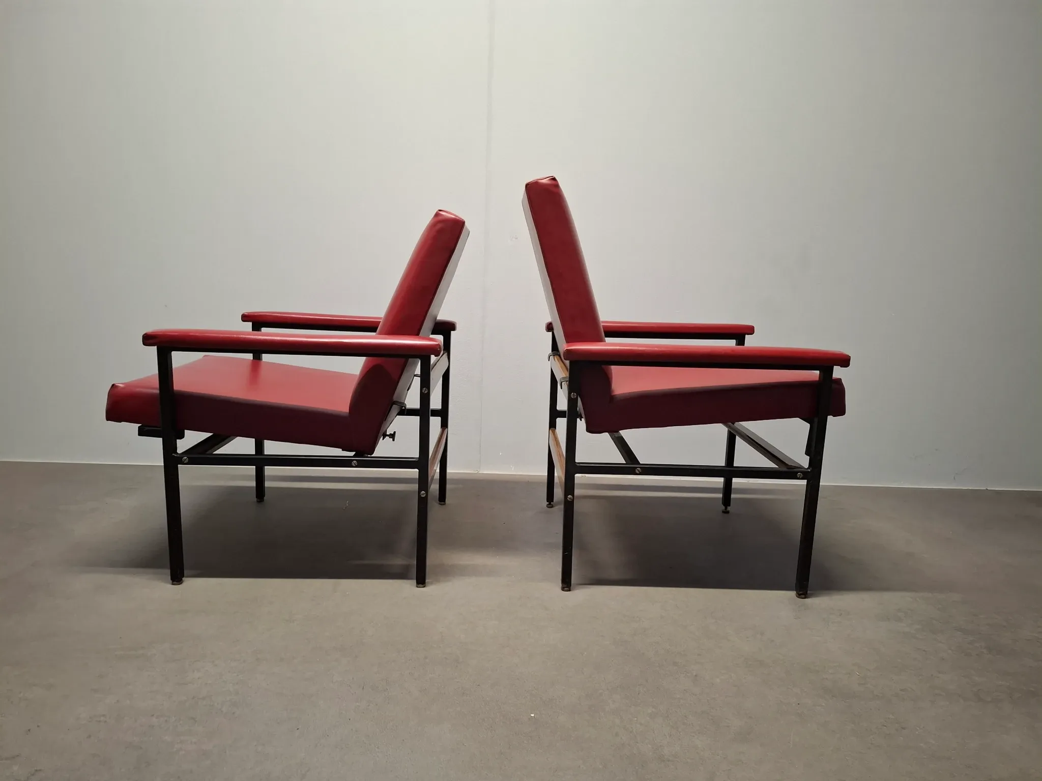 Ensemble de 3 fauteuils rouges de style mid-century moderne, Tchécoslovaquie, années 1970.
