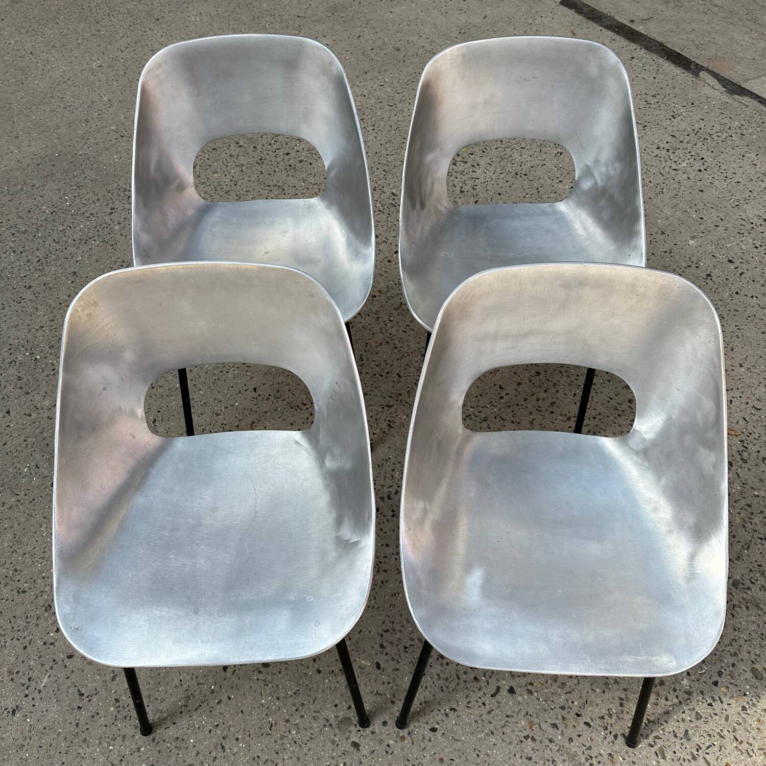 Suite de 4 chaises Tulipe par Pierre Guariche