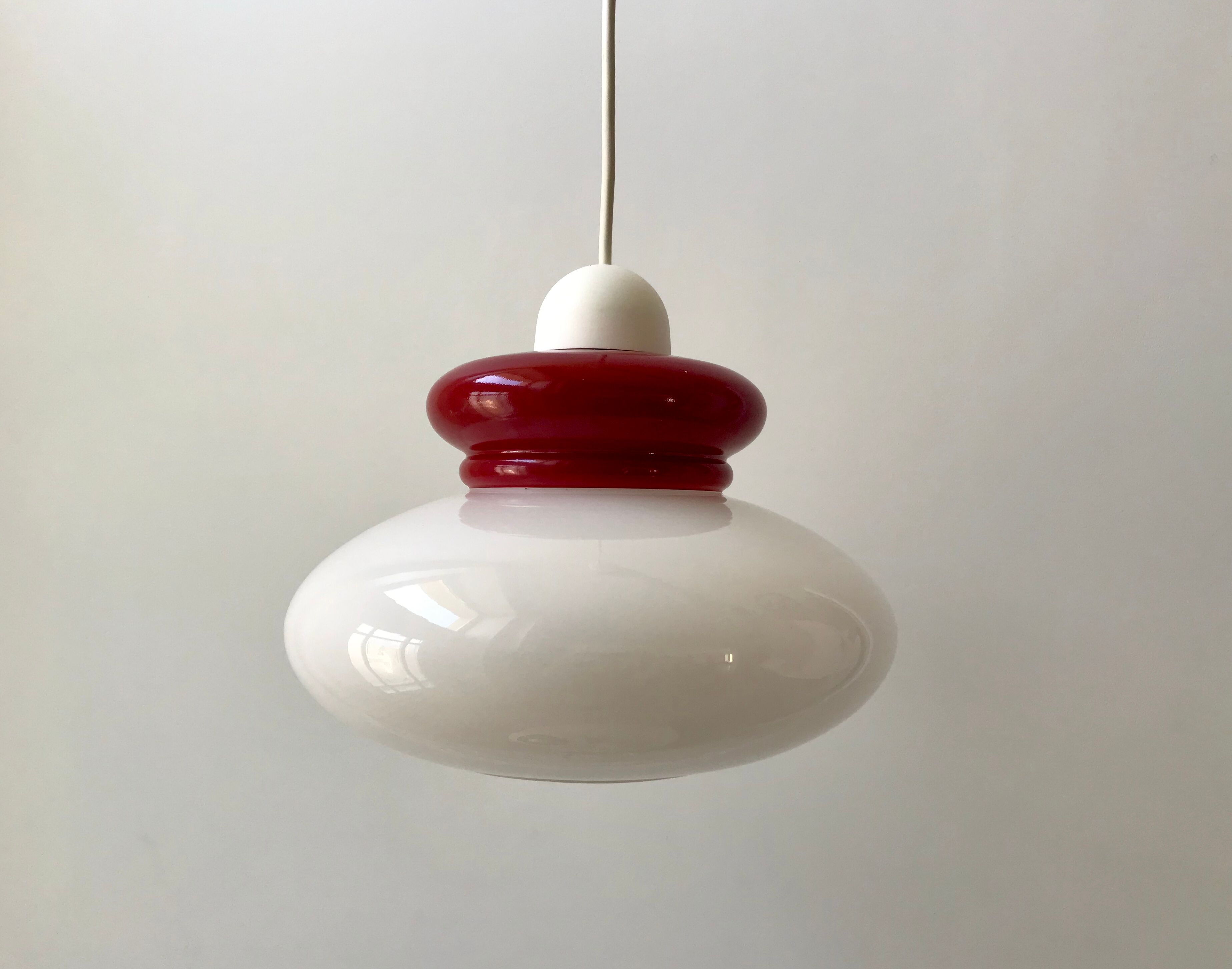 Duo de suspensions en opaline blanche et rouge années 50