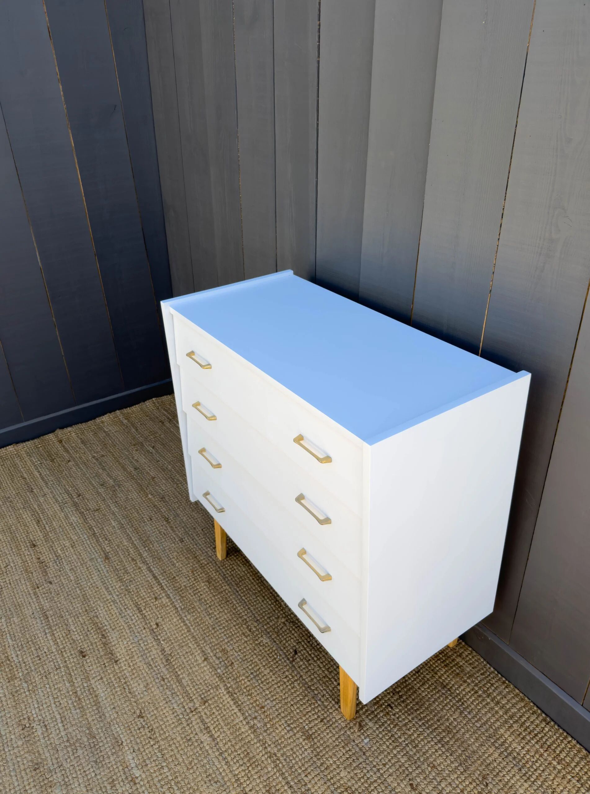 Commode pieds compas