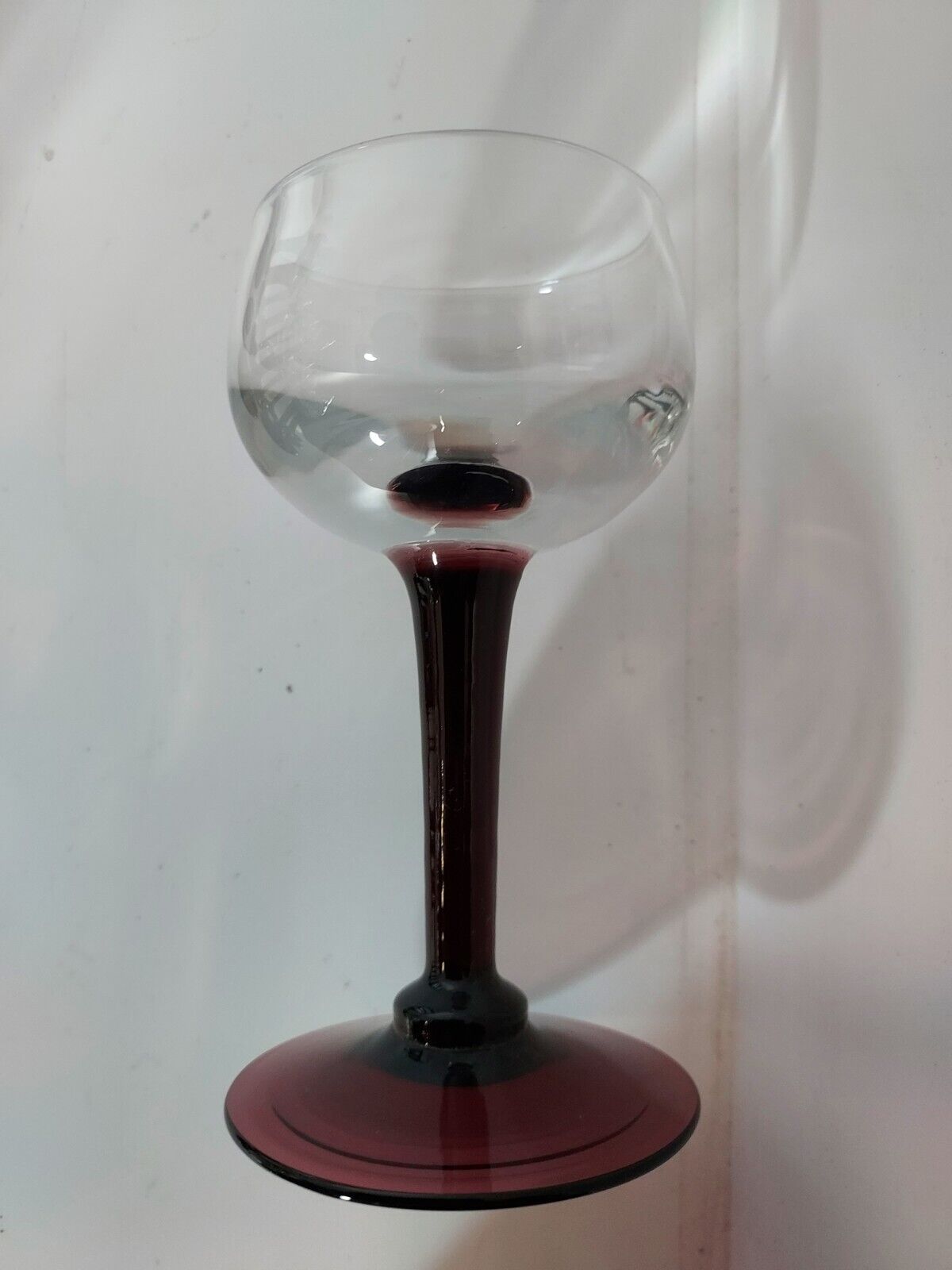 Port glasses with colored feet