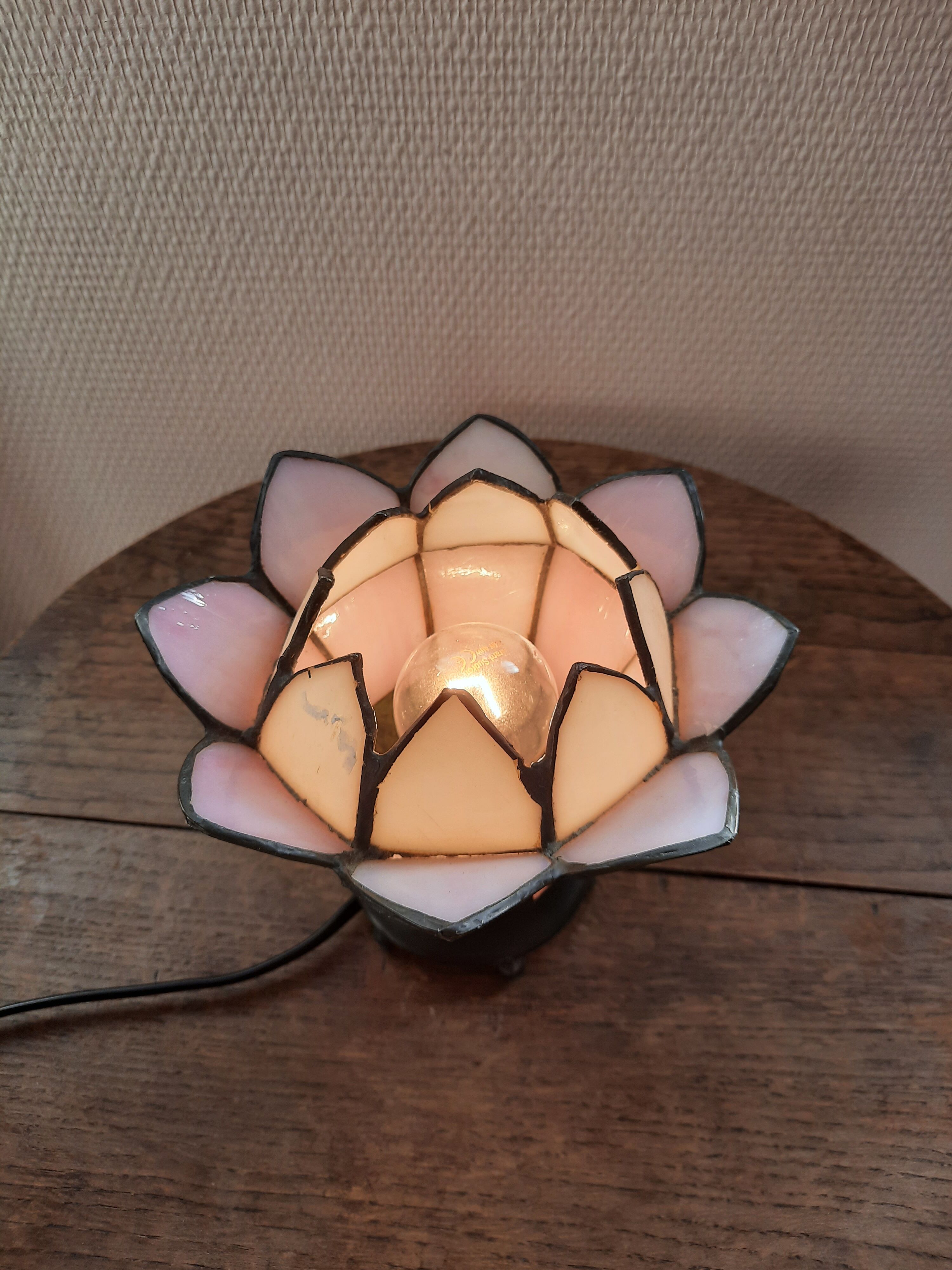 Lotus lamp in the taste of the tiffany house