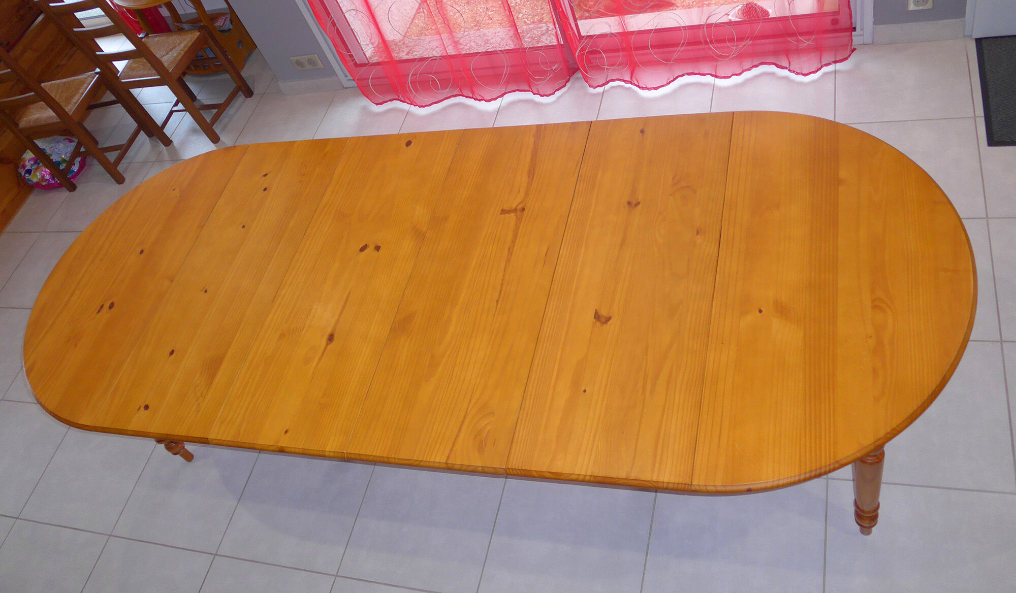 Extendable dining table