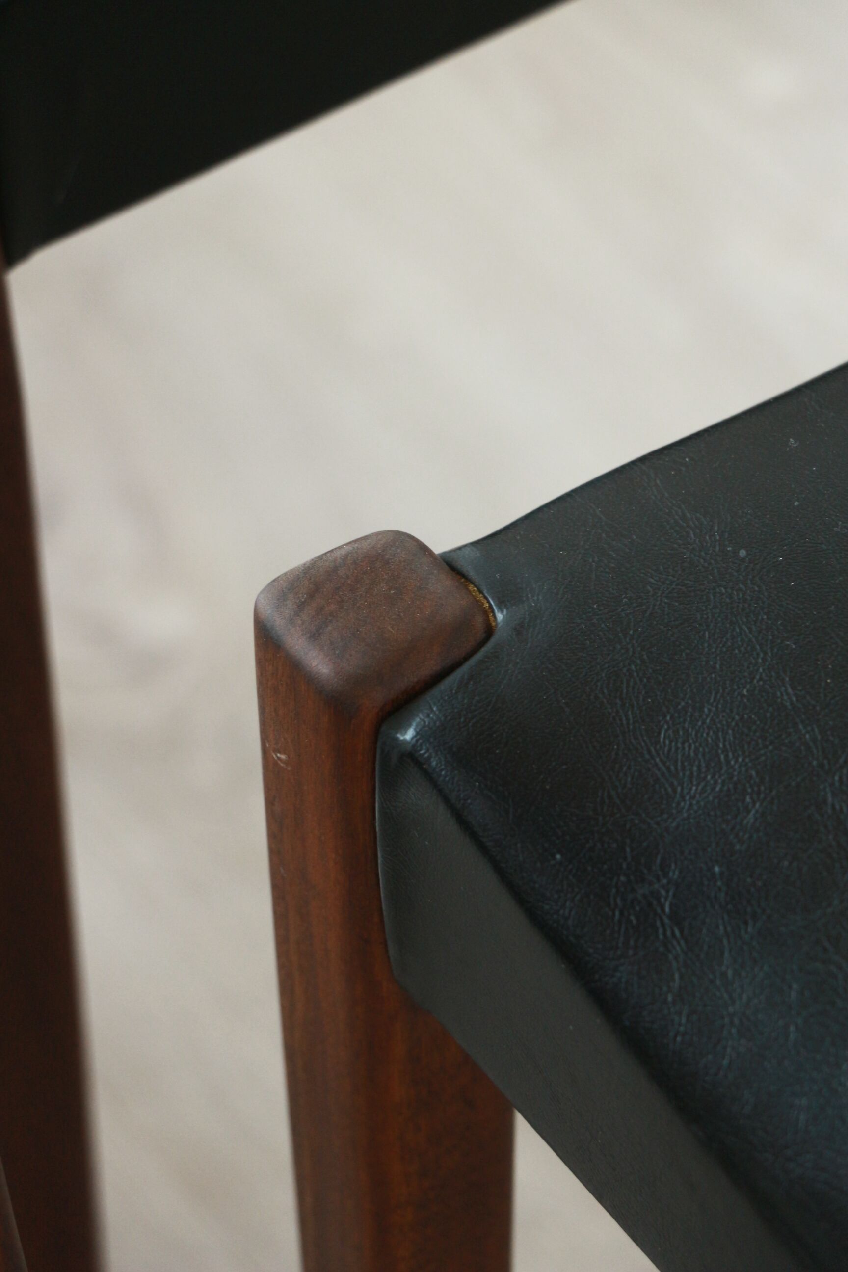 Series of 6 chairs in skai and teak