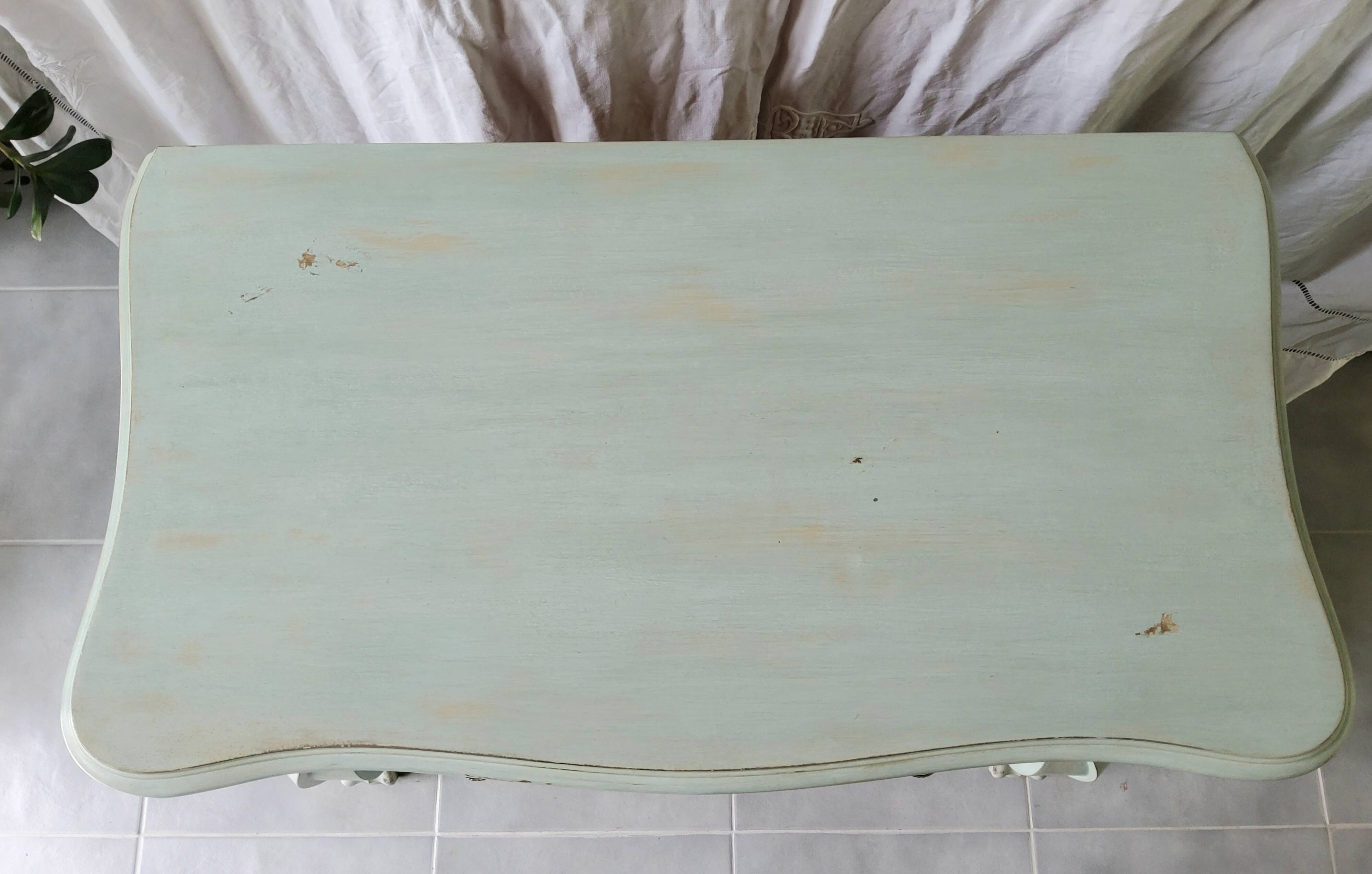 Commode galbée patinée