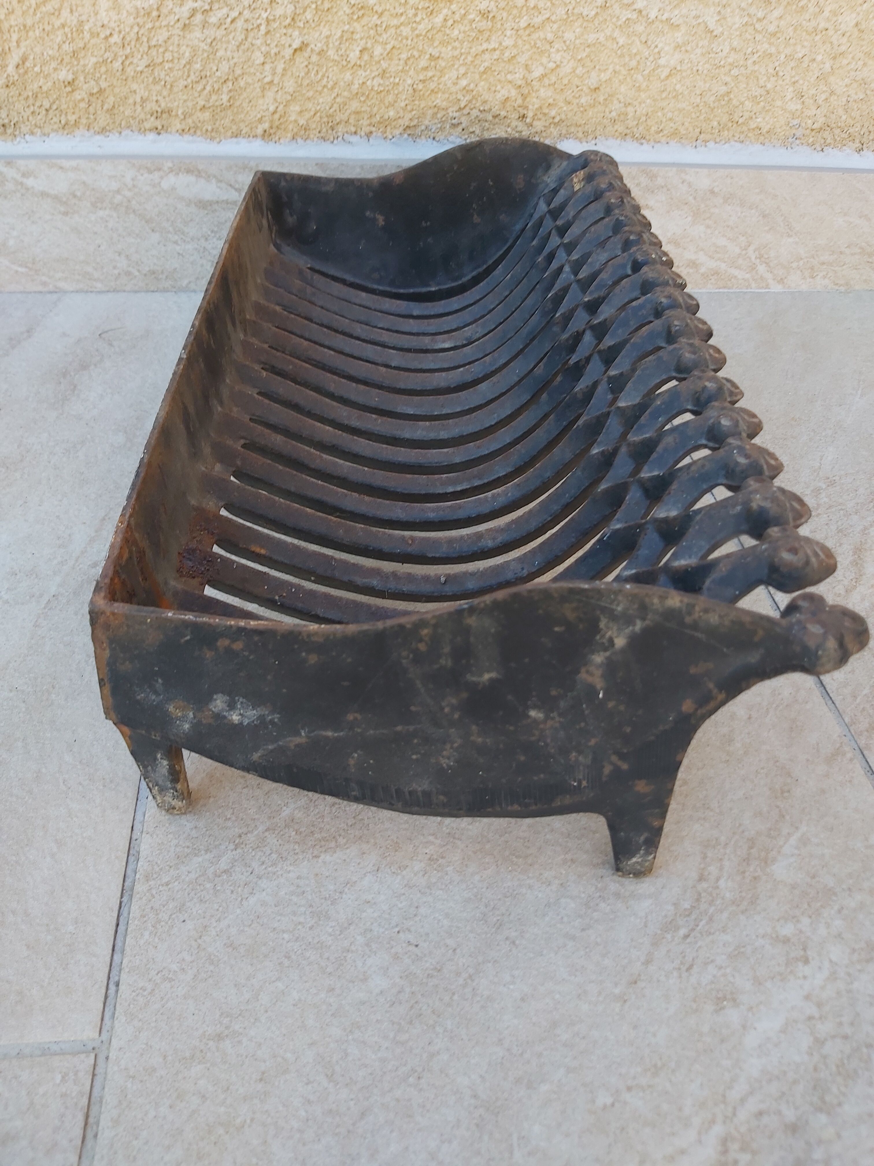Cast iron log holder La Picarde