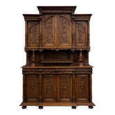 Very important Renaissance buffet with eight doors in solid walnut.