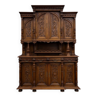 Very important Renaissance buffet with eight doors in solid walnut.
