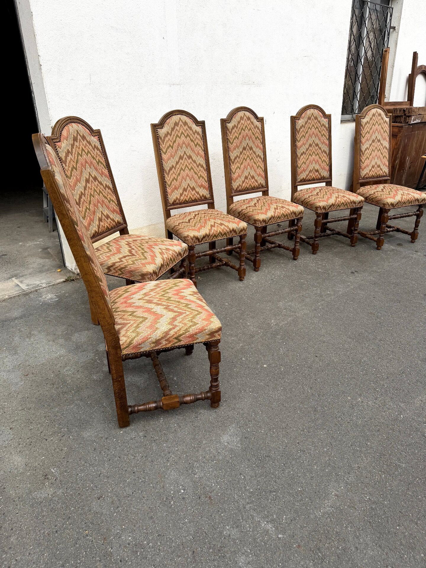 Série de 6 chaises à haut dossier de style Louis XIII