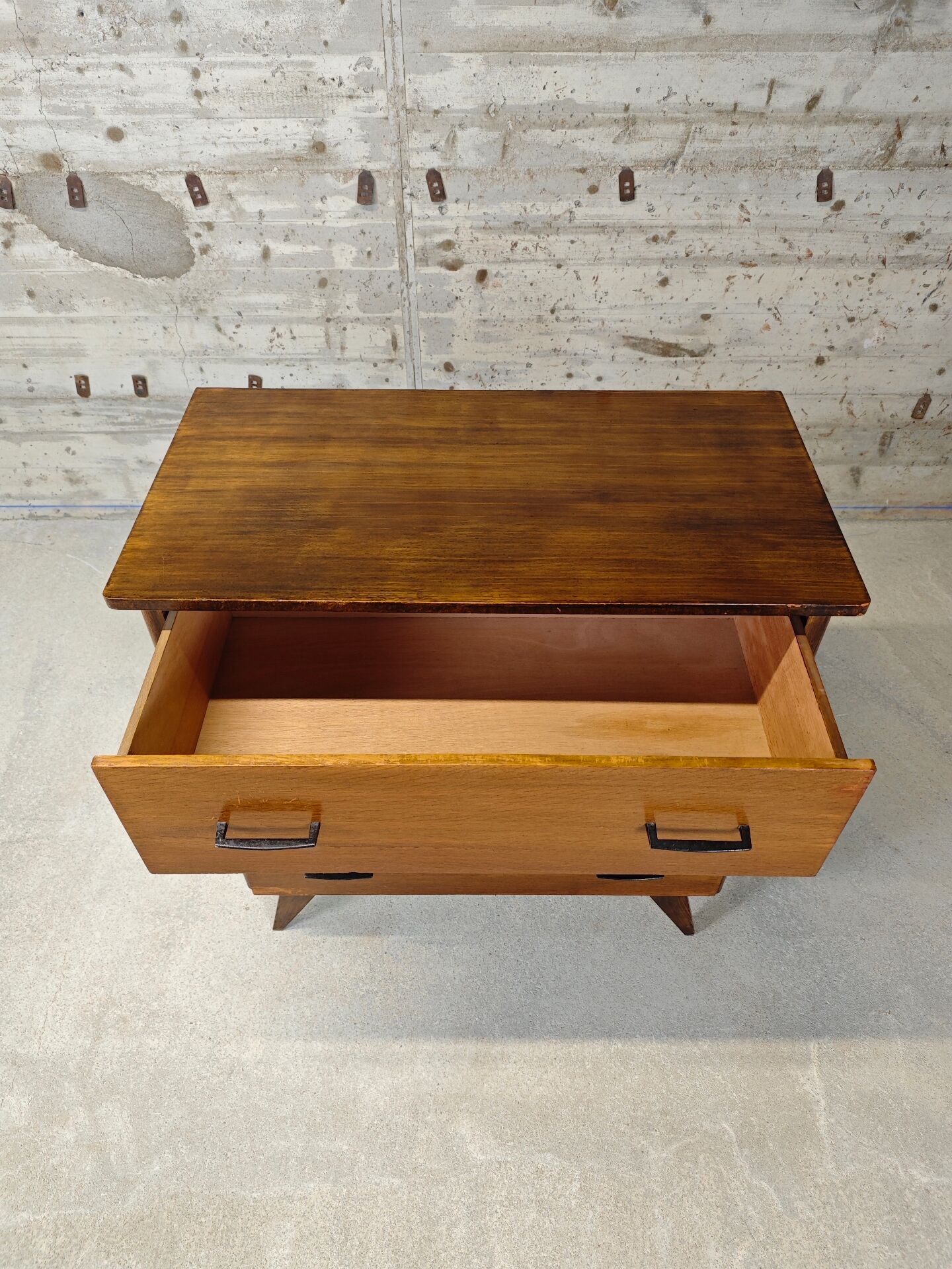 Commode vintage pieds compas