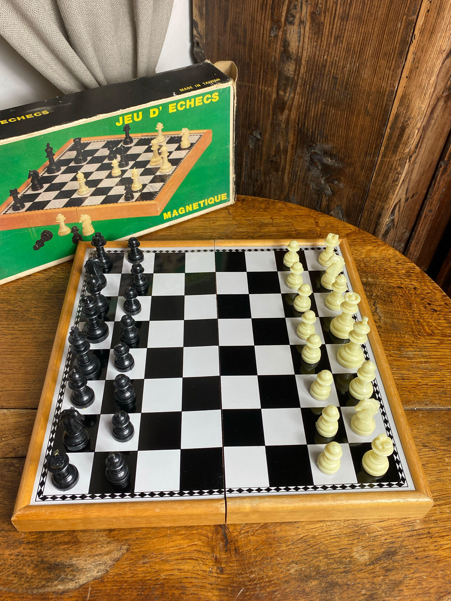 Magnetic and foldable chess set
