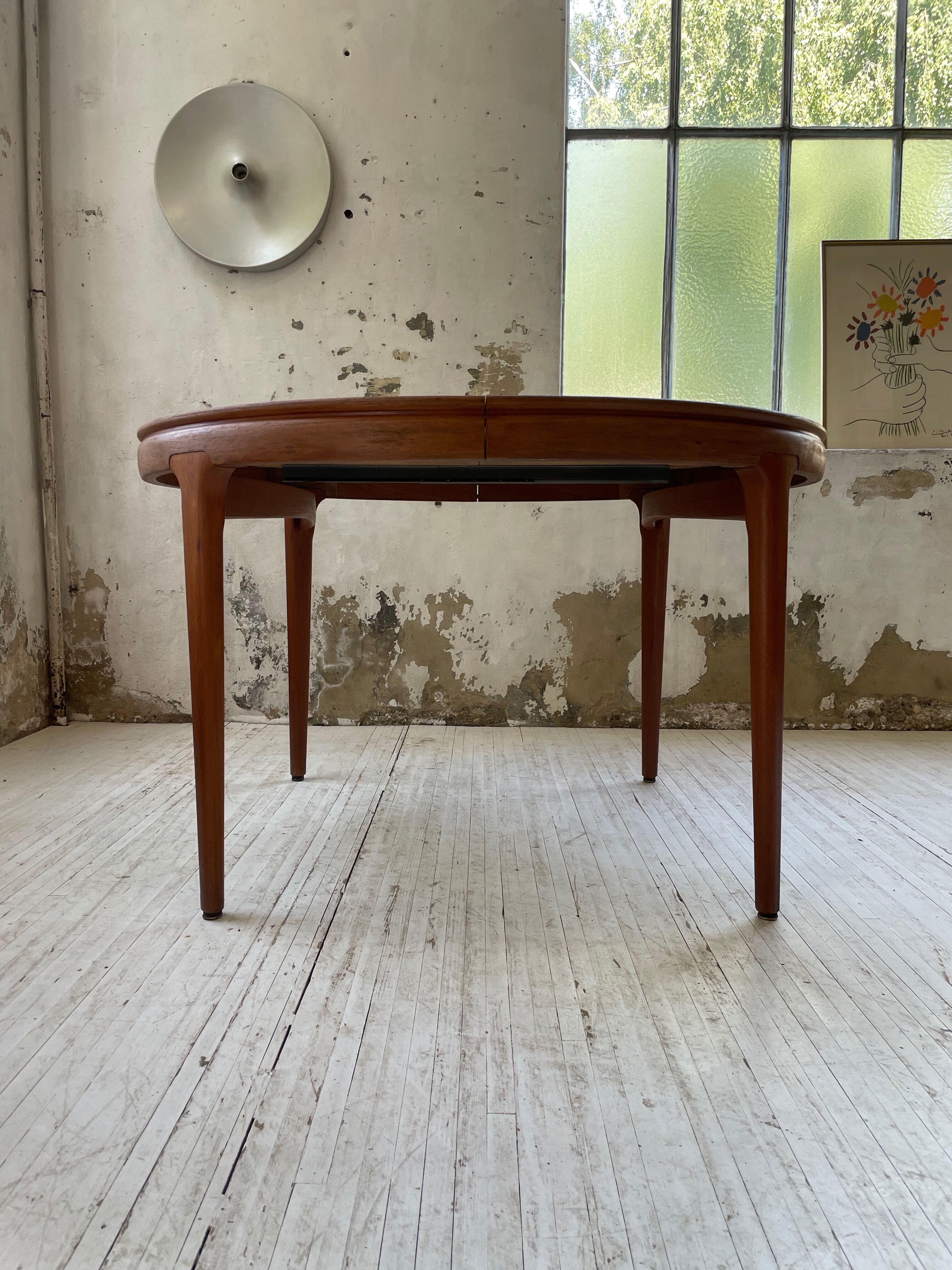 Round table 120-230 cm scandinavian samcom arne hovmand olsen