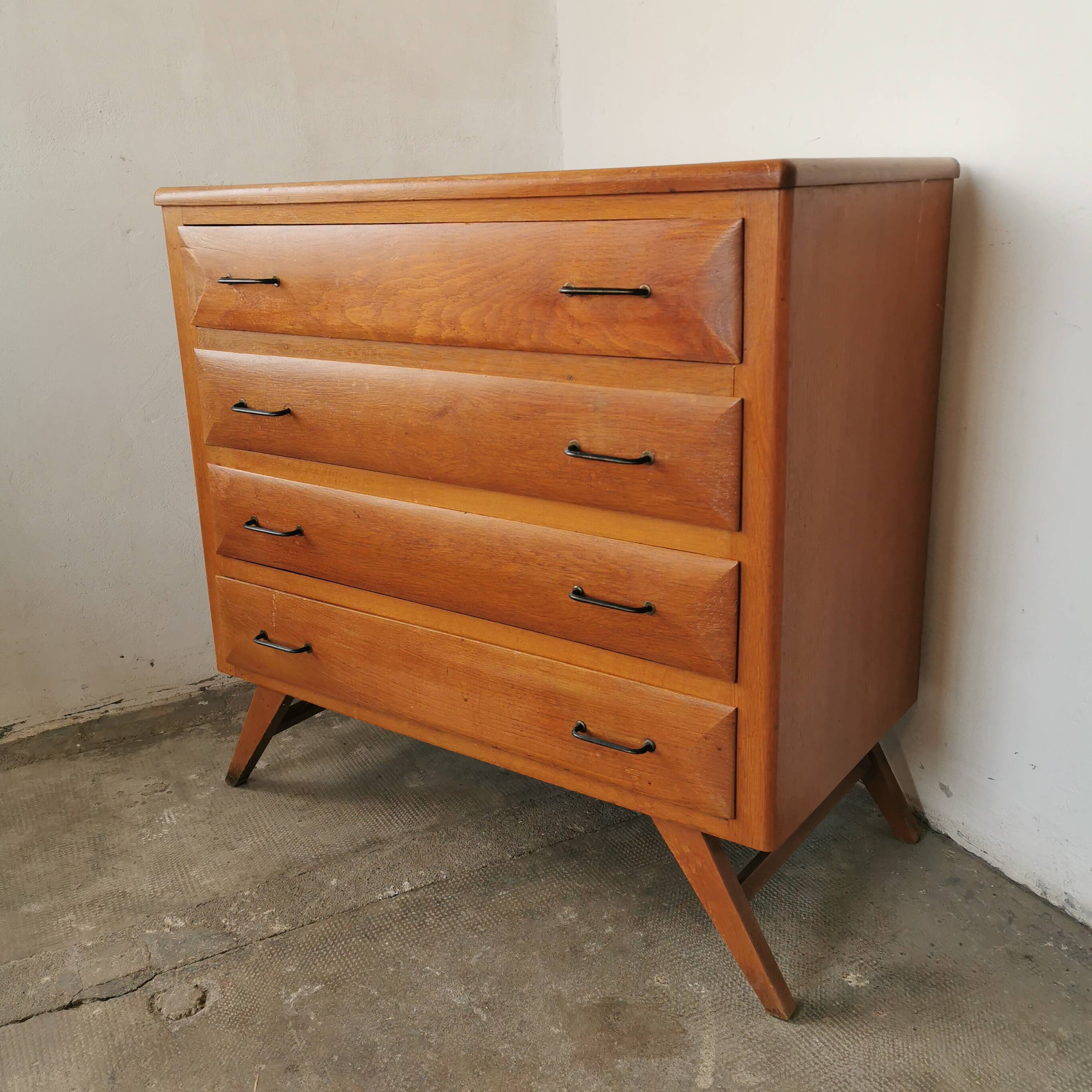 Vintage chest of drawers with compass legs, in oak.