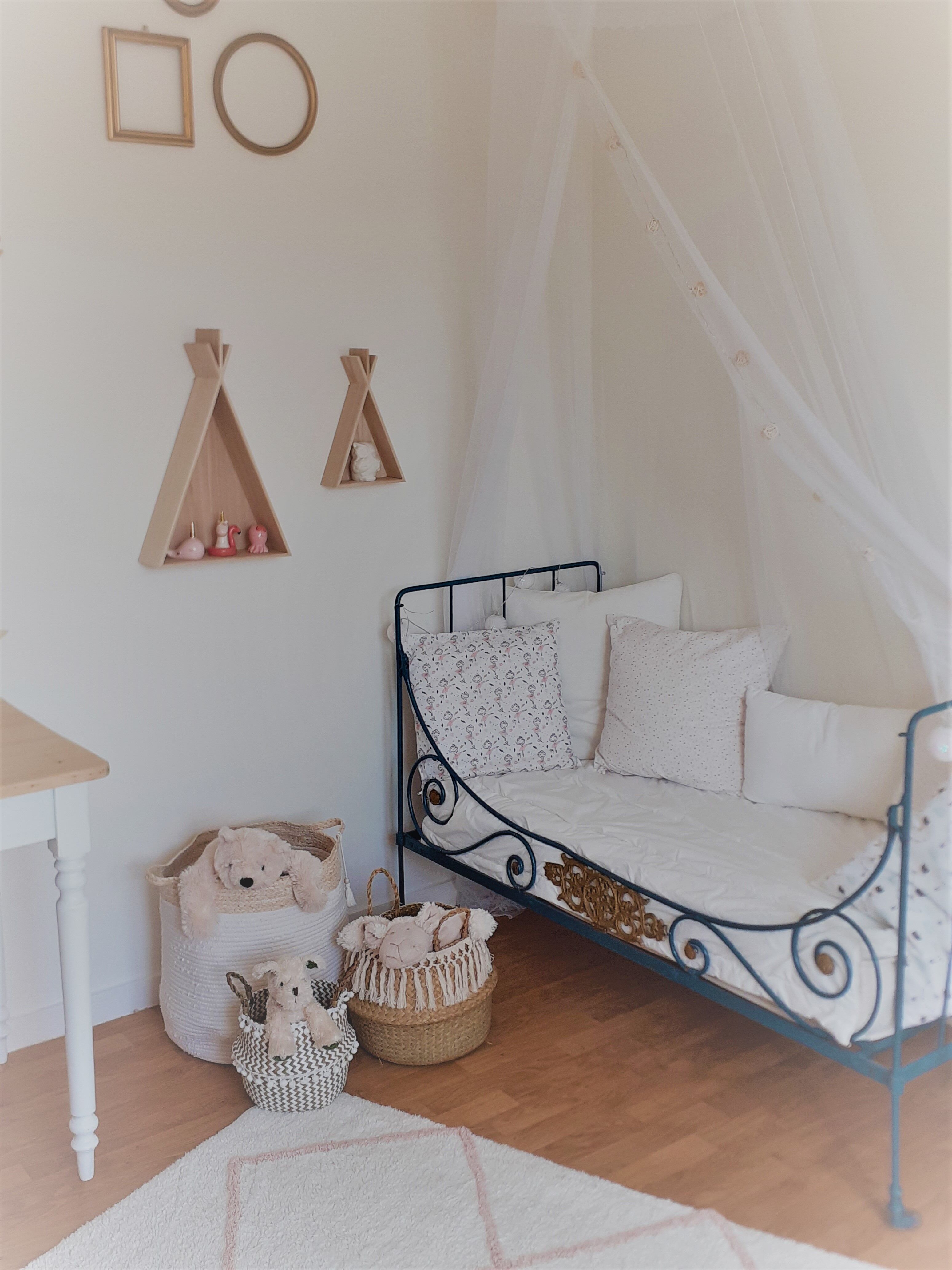 Wrought iron child bench bed