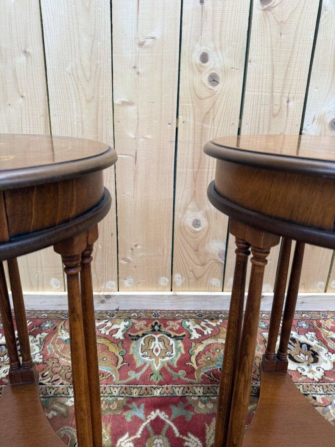 Paire de tables de chevet rondes style Empire, marqueterie florale