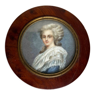 Boite ronde en bois avec portrait de femme signé