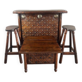 Bar Rustique En Bois Sculpté Avec Tabourets Et Coffre à Vin, XXe Siècle