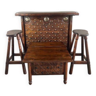 Bar Rustique En Bois Sculpté Avec Tabourets Et Coffre à Vin, XXe Siècle
