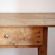 Table en bois avec tiroir