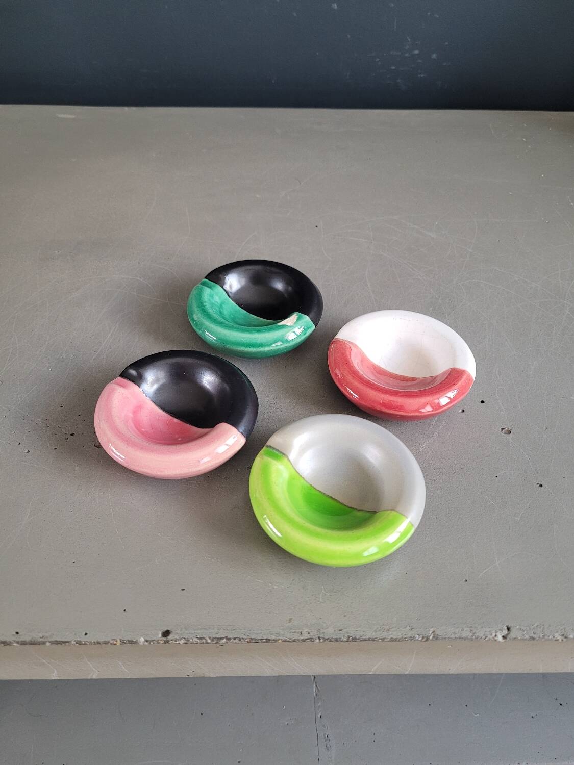 Lot de 4 petits cendriers individuels en céramique