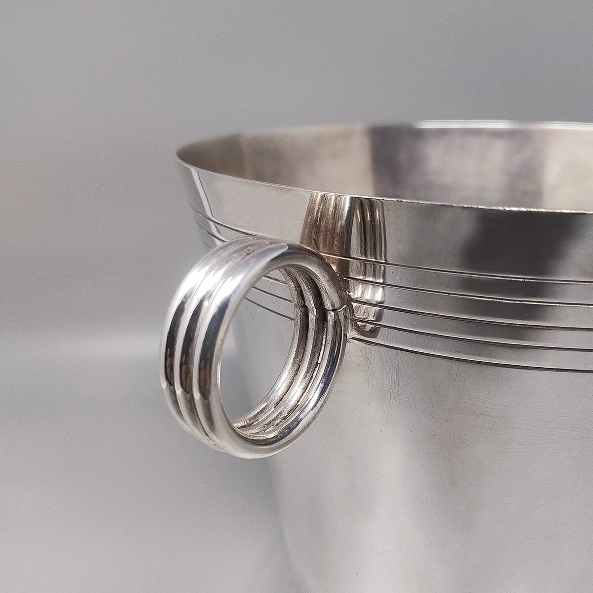 1930s Gorgeous Art Deco Champagne or Ice Bucket by Udner in Silver Plated.