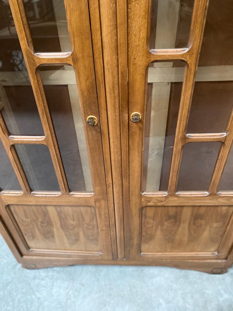 Armoire vitrée en bois