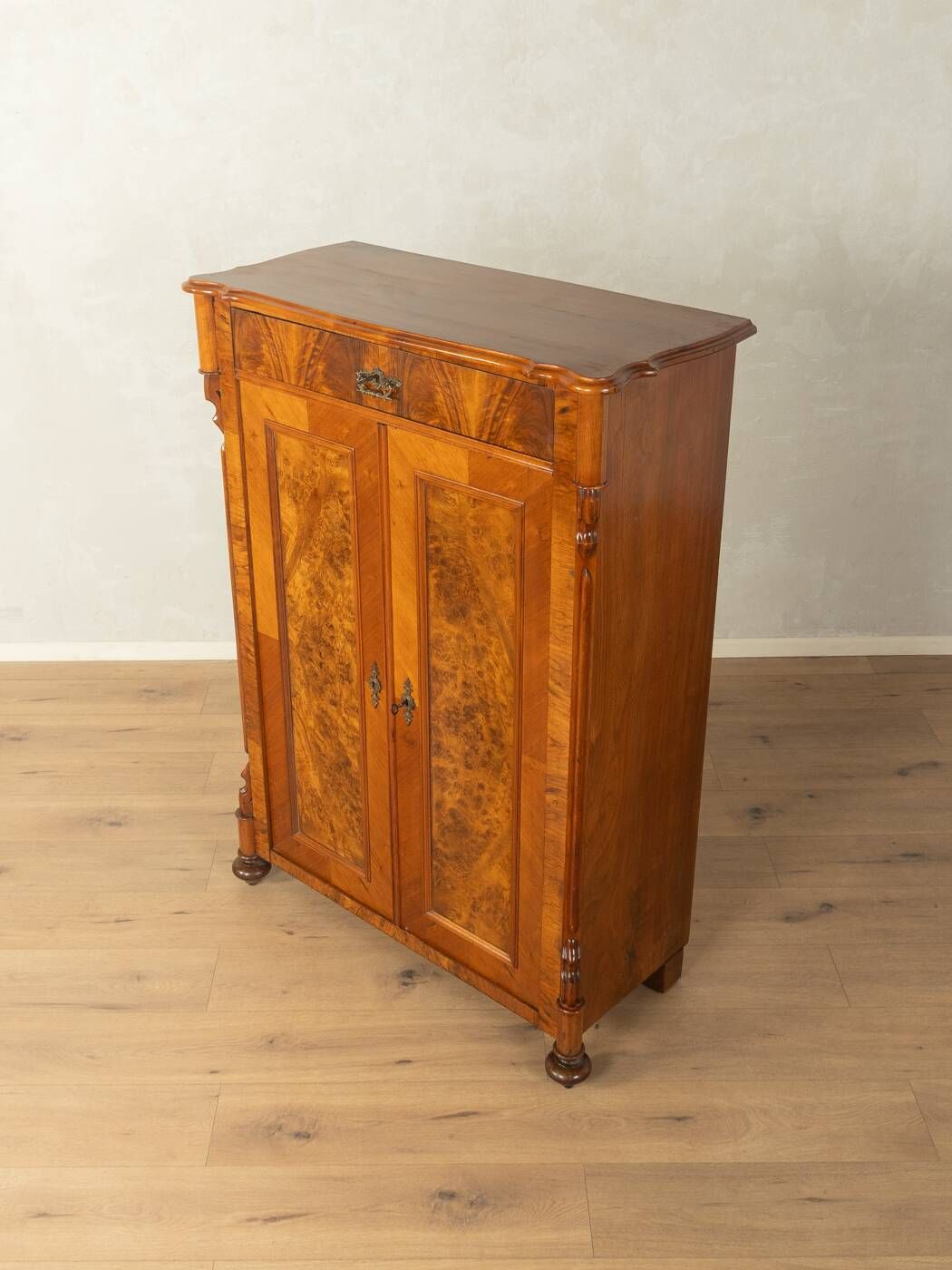 Vertiko classique des années 1880 avec placage en bois de noyer.