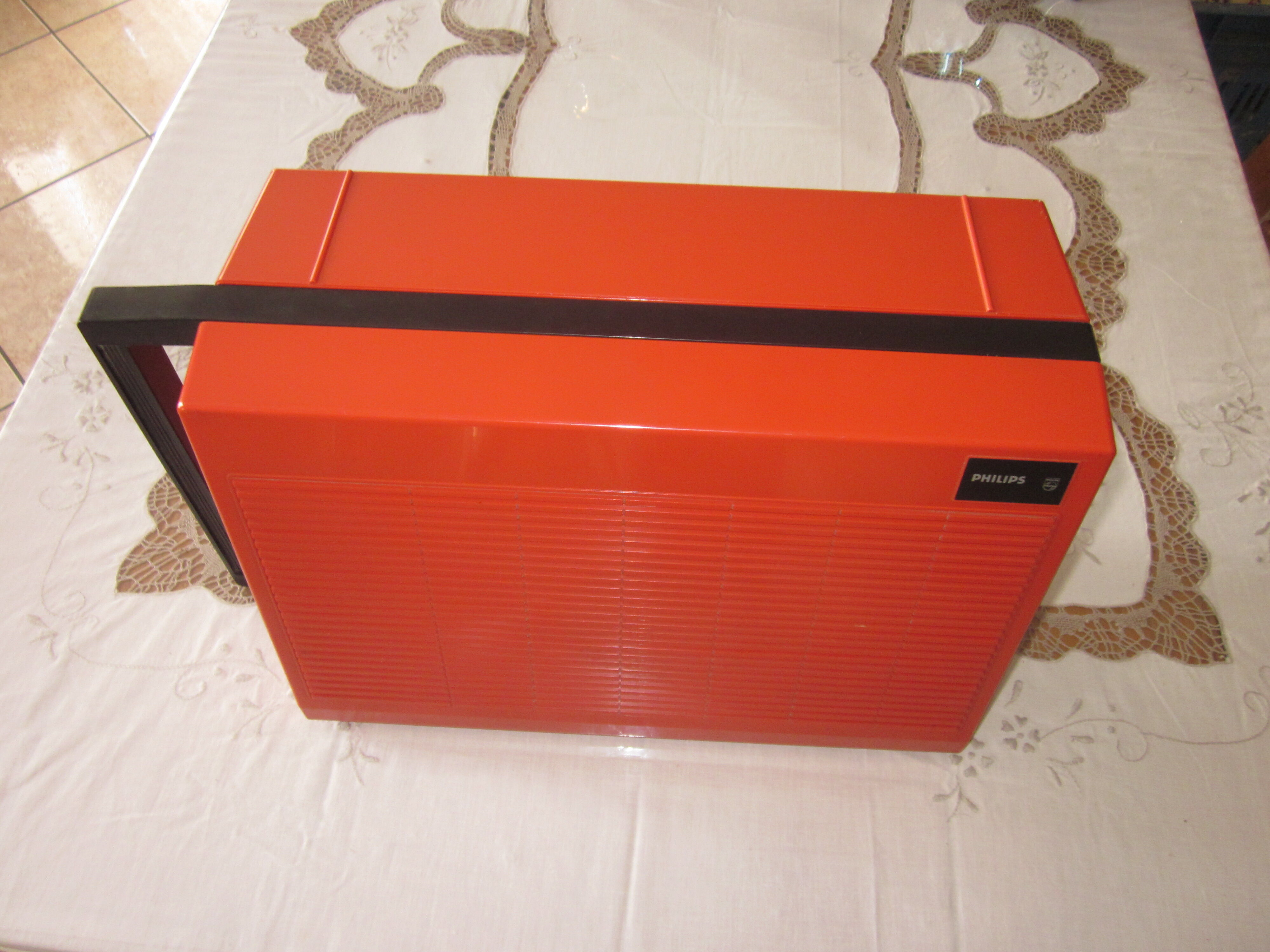 Turns vinyl philips 33 and 45 rpm record