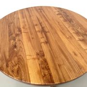 Table ronde moderniste en orme massif, piètement croisé