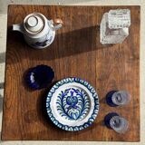 Artesania Alvarez Spanish plate in terracotta with blue plant motif.