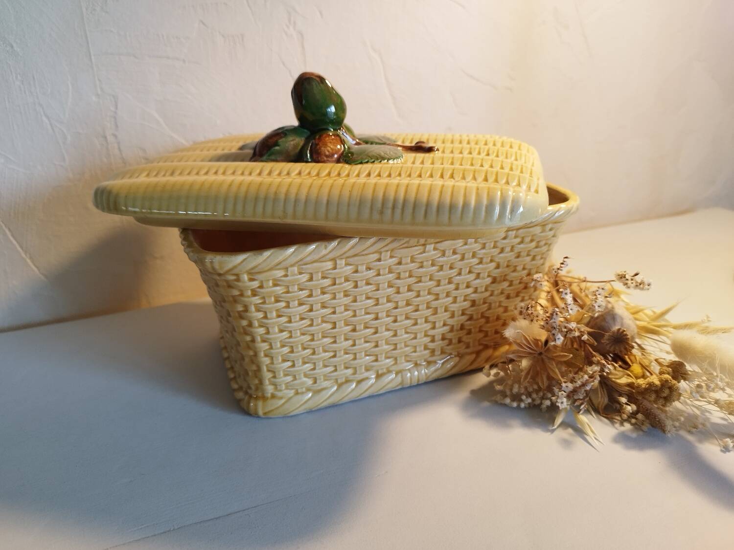 Biscuit tin in barbotine