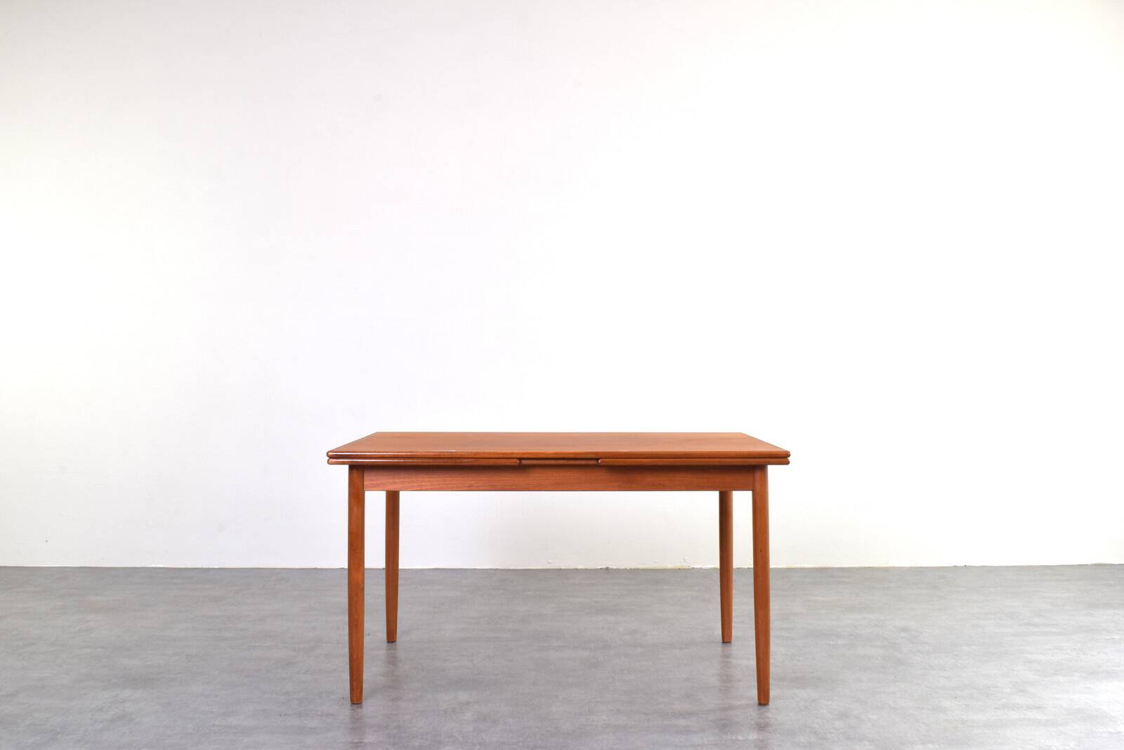 Table à manger extensible en teck danois des années 1960.