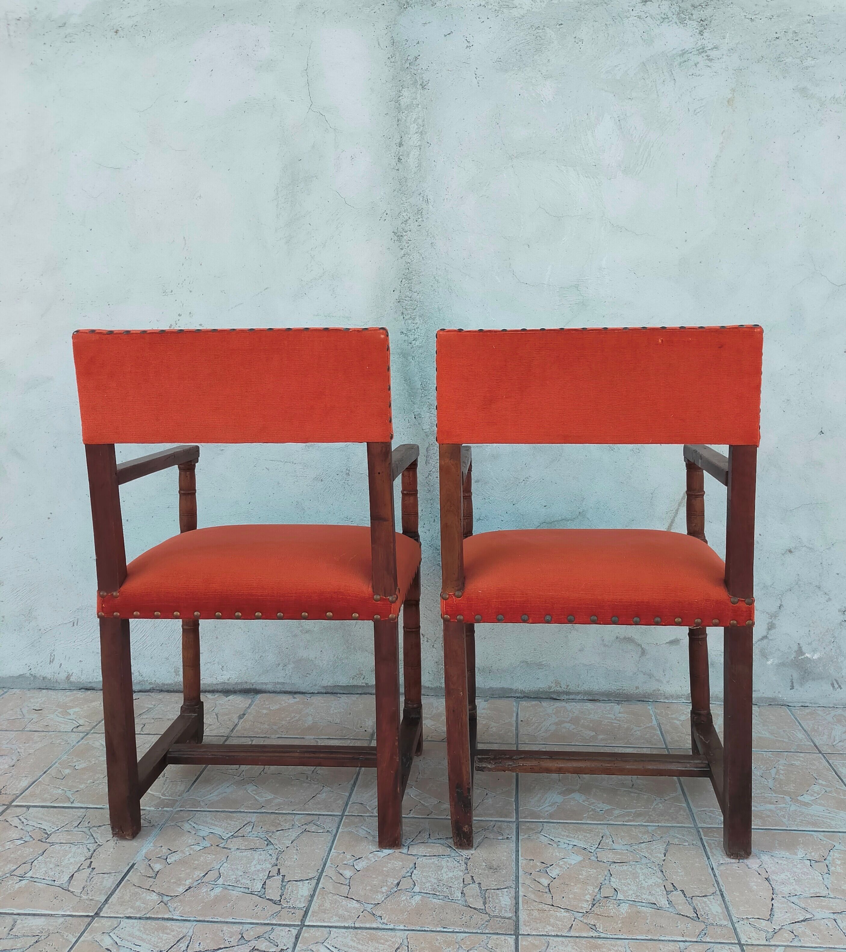 Paire de fauteuils rustiques en noyer