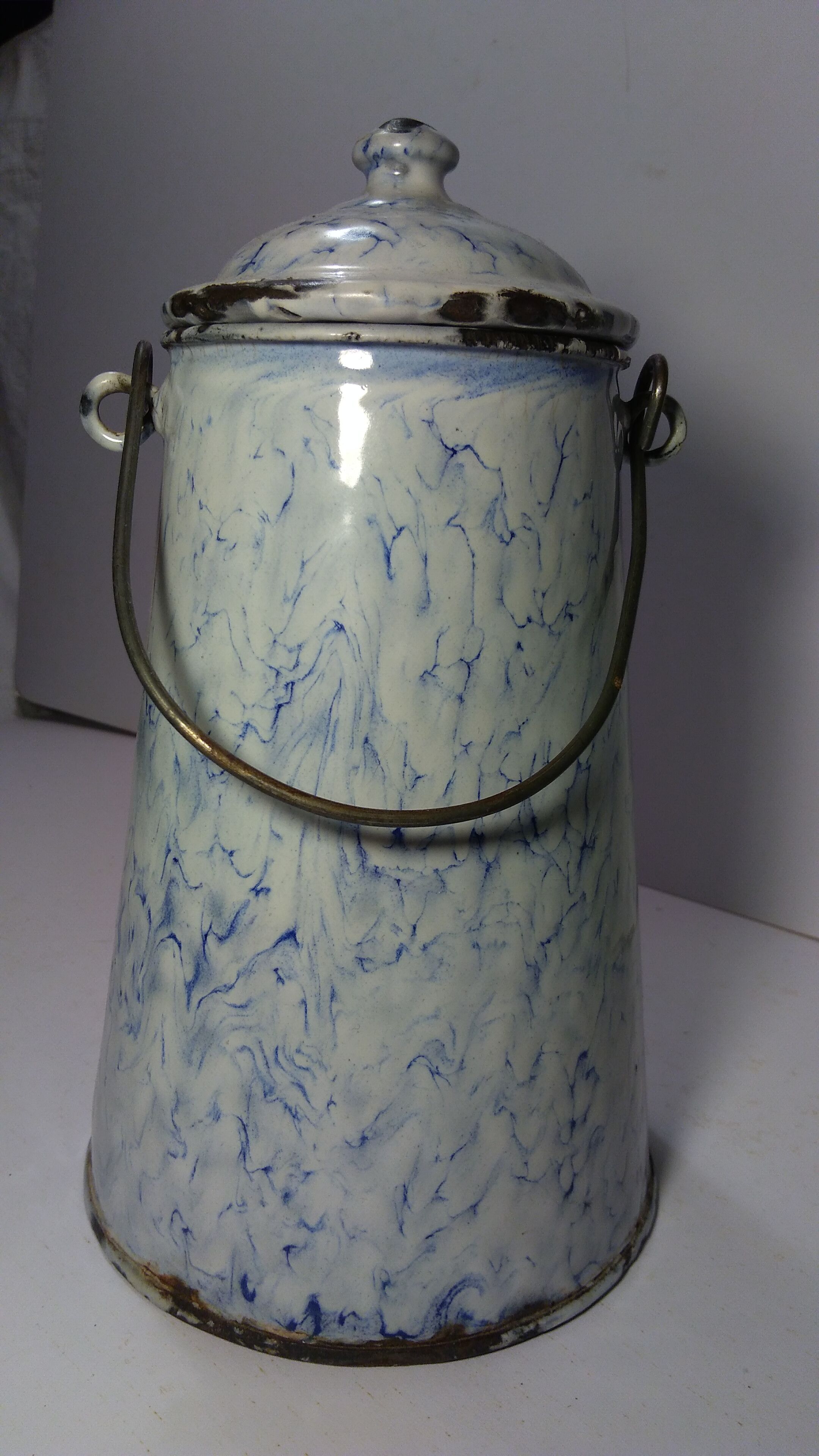 Pot à lait  ancien en tôle émaillée
