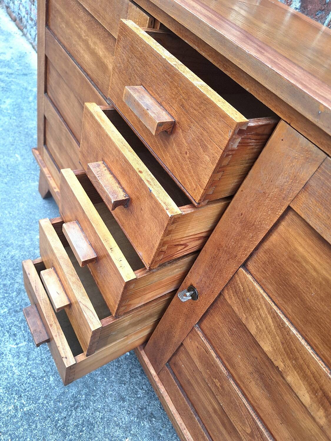 Buffet René Gabriel, furniture reconstruction known as that of the disaster victims.