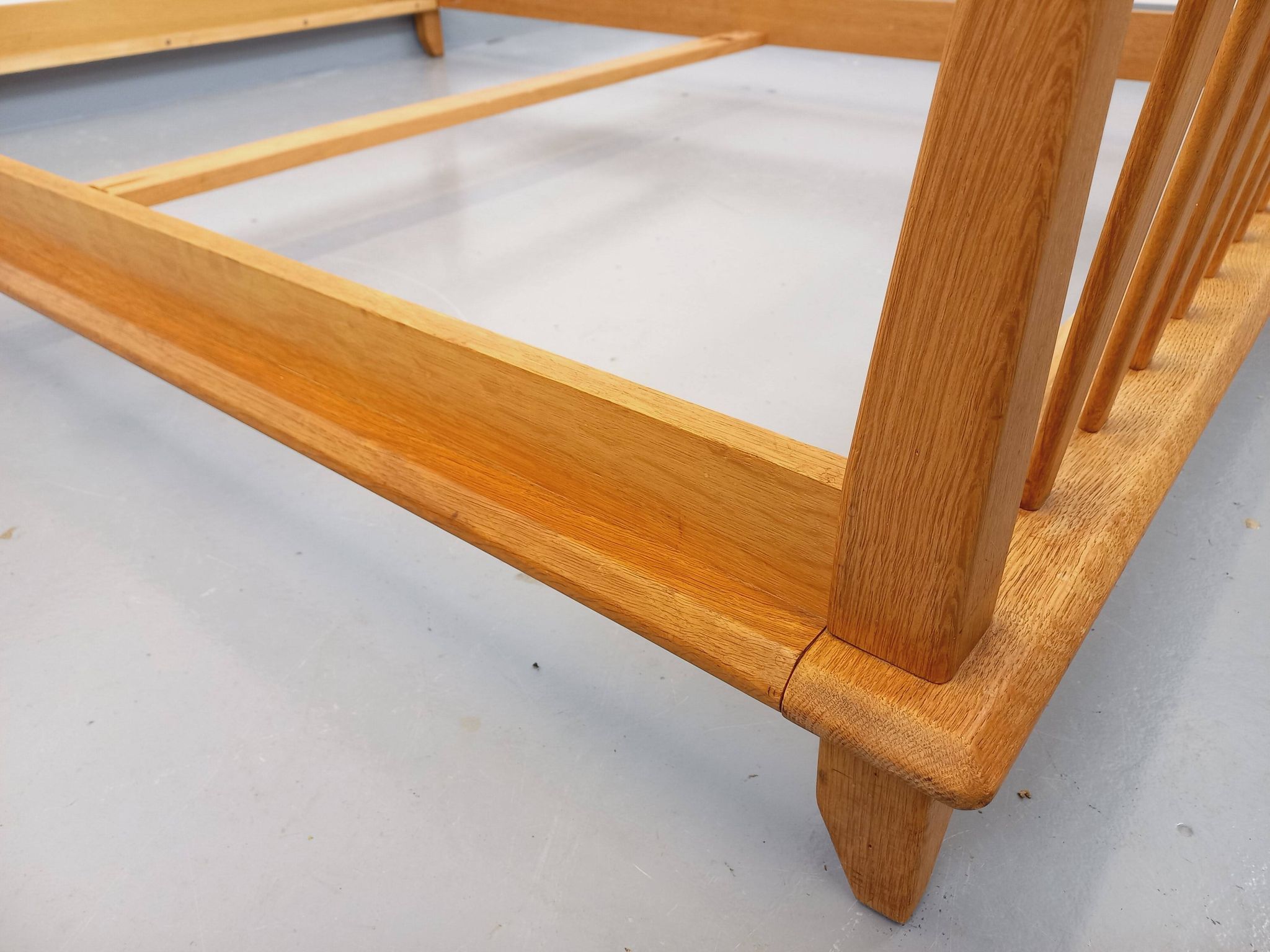 Double vintage French bed by Guillerme et Chambron in solid oak from the 1960s.