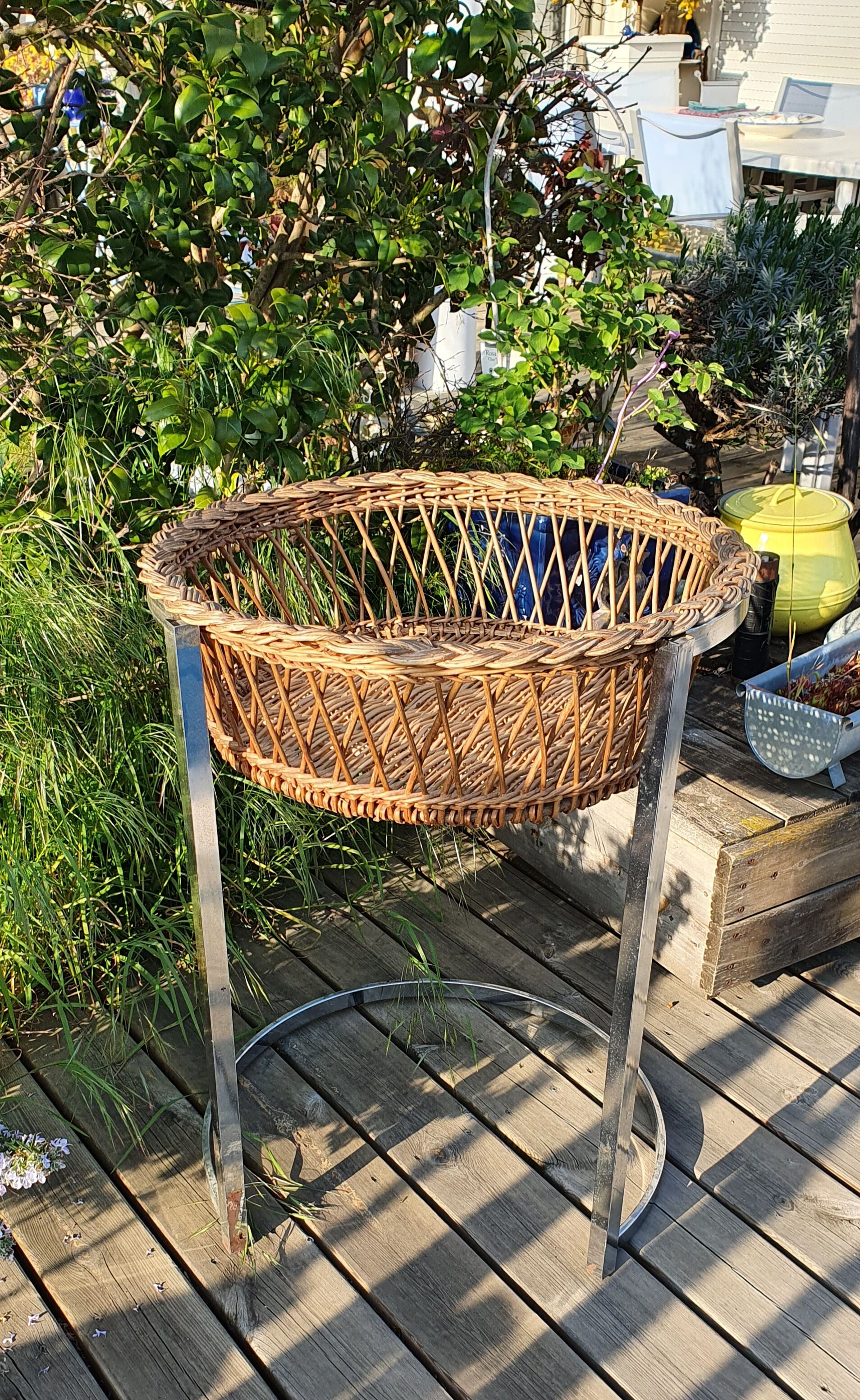 Rattan basket on foot