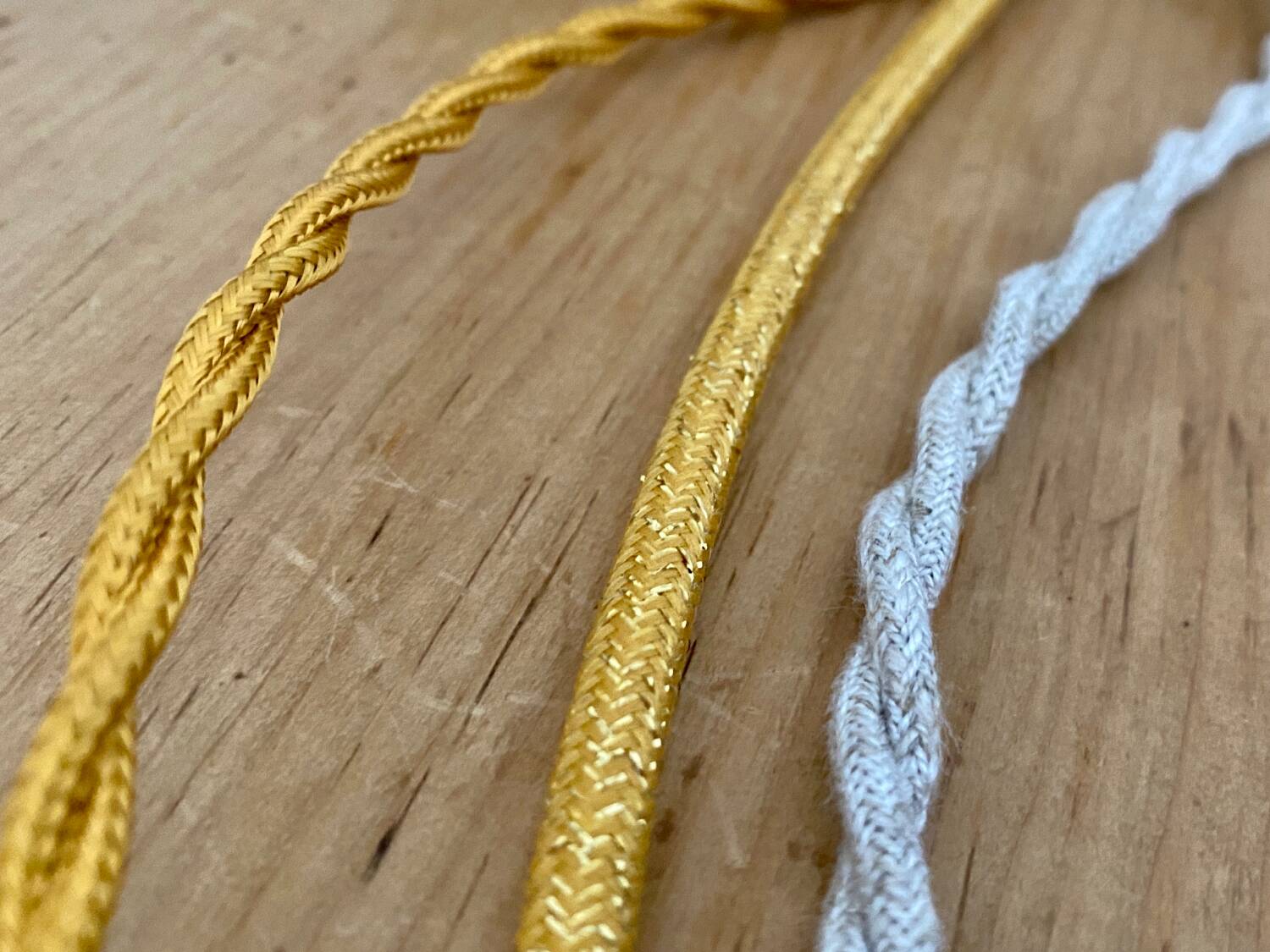 Lampe à poser globe vintage en verre moulé