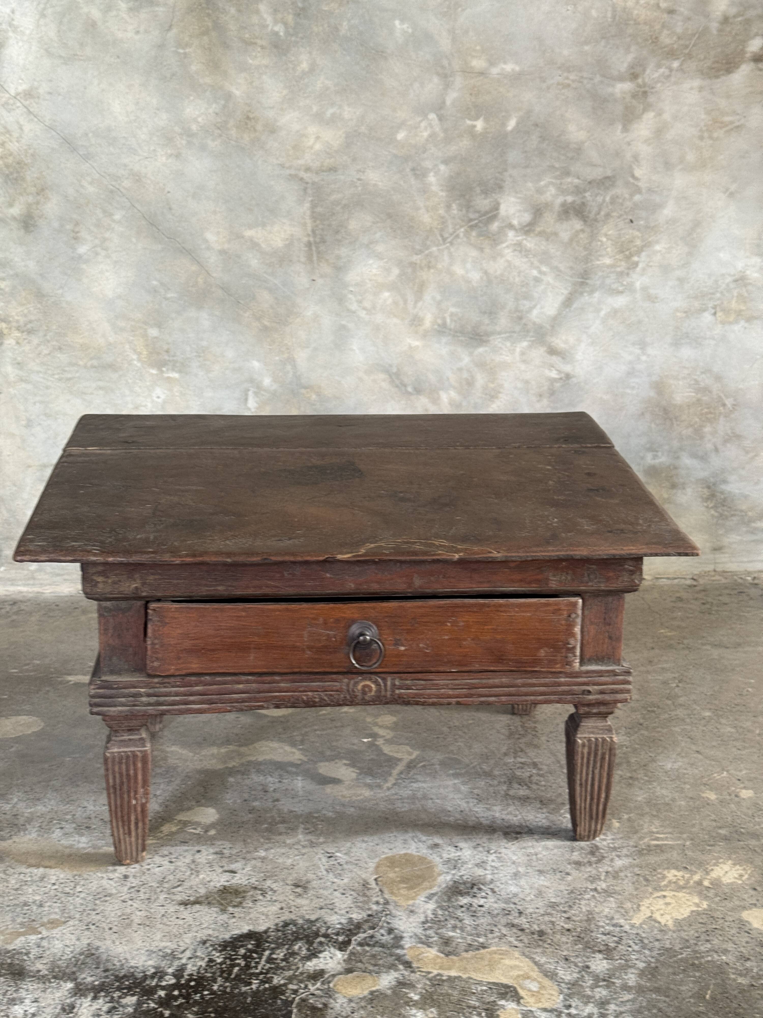Petit écritoire table basse ancienne indonésienne en teck H33 40,5x55
