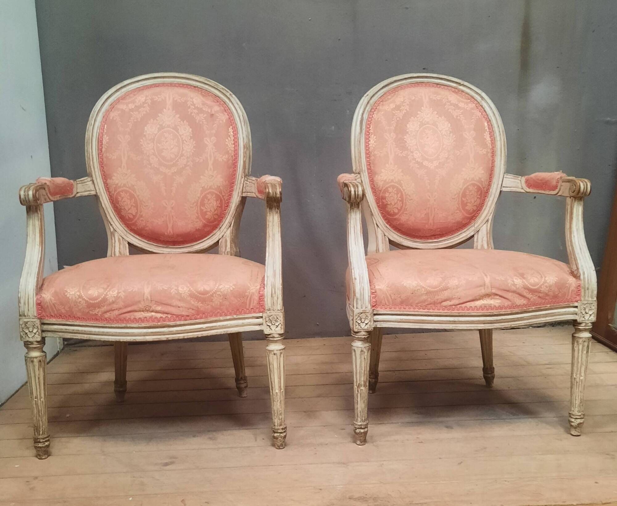 Paire de  fauteuil medaillon de style Louis XVI