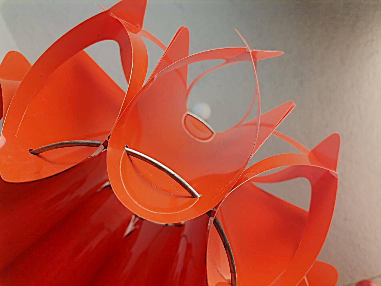 Lampe moderne en acrylique rouge du milieu du siècle