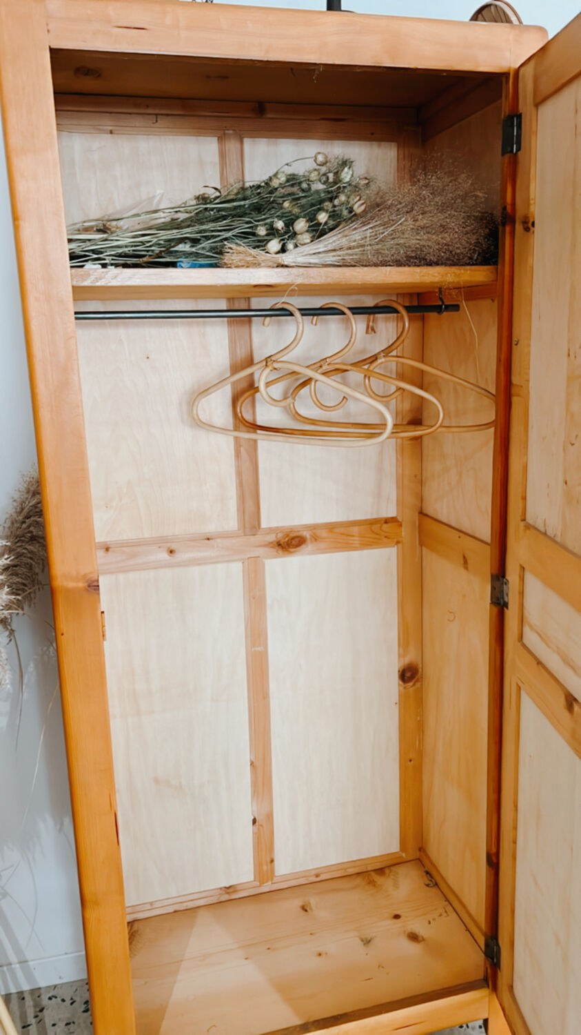 Boarding cabinet a vintage door