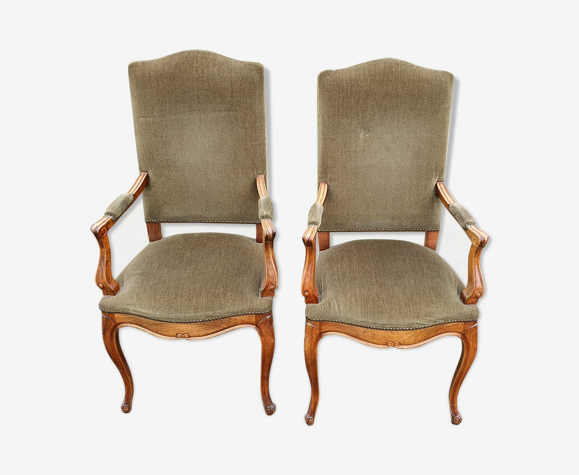 Paire de fauteuils de style Louis XV en velours vert