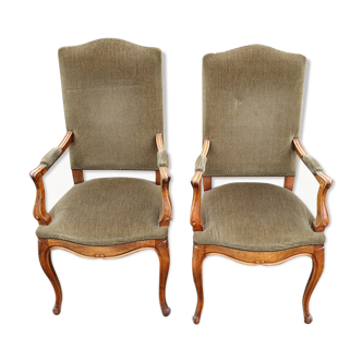 Paire de fauteuils de style Louis XV en velours vert