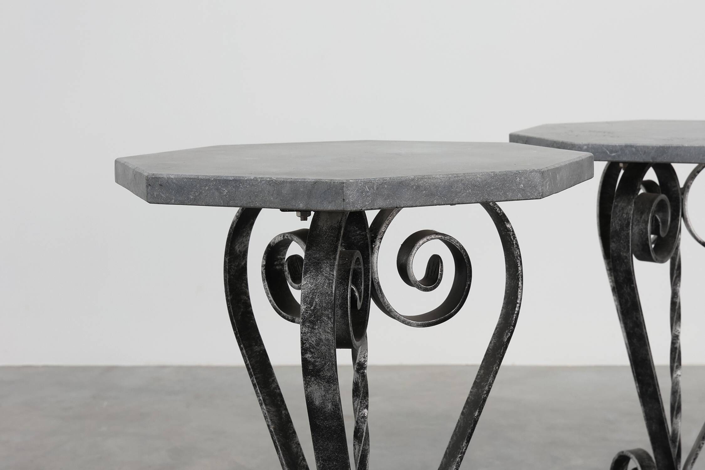 Paire de consoles françaises en fer forgé avec plateaux en pierre bleue belge, années 1950